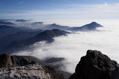 073 - Rocce di vetta Alben Guglielmo Due Mani e Resegone nella nebbia dalla Grignetta piÃ¹ da lontano.JPG