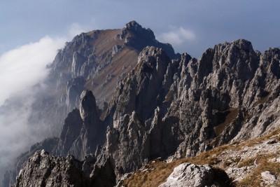 091 - Nebbia montante e guglie dal Sentiero Cecilia.JPG