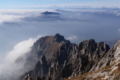 092 - Nebbia montante guglie e Monterosa scendendo dalla Grignetta.JPG