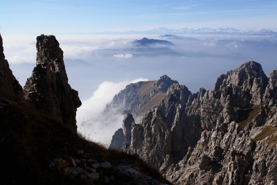 096 - Guglia sulla sinistra crinale Grignetta mare di nebbia e Monterosa.jpg