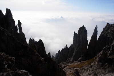 105 - 'Birillo' sulla sinistra Guglia Angelina e Ago Teresita sulla destra davanti a mare di nebbia piÃ¹ da vicino.JPG