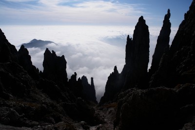 110 - Fungo Guglia Angelina e Ago Teresita sopra mare di nebbia e Monte Coltignone.jpg