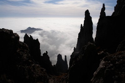 114 - Fungo Guglia Angelina e Ago Teresita sopra mare di nebbia e Monte Coltignone ancora piÃ¹ da vicino.jpg