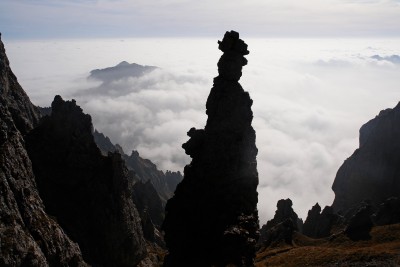 129 - Monte Coltignone nella nebbia e torrione strano su Sentiero Cecilia piÃ¹ da vicino.jpg