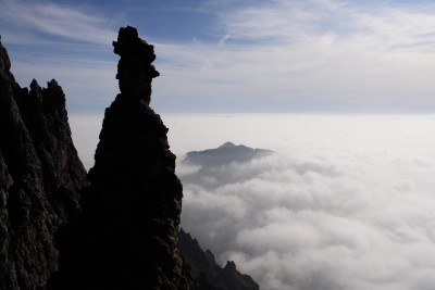 130 - Torrione strano e Monte Coltignone nella nebbia da Sentiero Cecilia.JPG