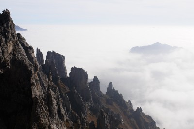 133 - Crinale Grignetta costellato di guglie e mare di nebbia dal Sentiero Cecilia piÃ¹ da lontano.jpg