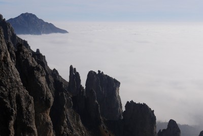 136 - Crinale Grignetta con Campaniletto e Resegone nella nebbia sullo sfondo.jpg