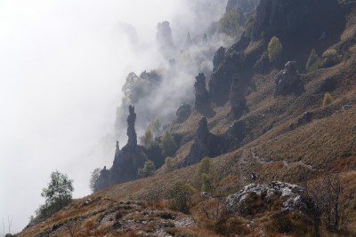 145 - Torrioni nella nebbia scendendo dal Sentiero dei Morti.JPG
