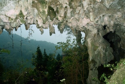 16 - Stalattiti e colonna in uscita Grotta San Giovanni ancora piÃ¹ da destra.JPG