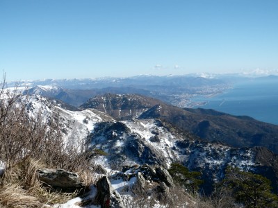 Lo spttacolare panorama dalla cima: qui il porto di Voltri