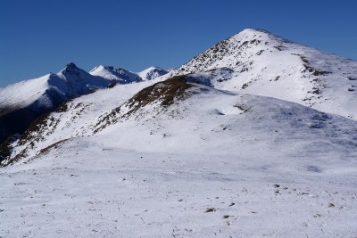 22 - Cima ovest Antoroto con a sinistra Pizzo d'Ormea Conoia e Rotondo dalla cresta.jpg