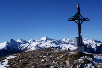 40 - Croce vetta Antoroto e vista da Pizzo a Punta dello Zucco piÃ¹ da vicino.jpg