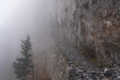 04 - Sentiero degli Alpini sotto parete aggettante.JPG