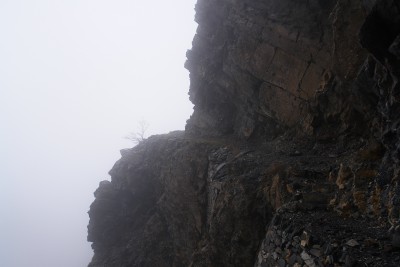 06 - Sentiero degli Alpini passaggio a strapiombo nella nebbia.jpg