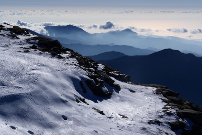 36 - Neve in vetta Saccarello e serie di crinali verso il mare.jpg