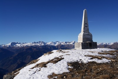 46 - Obelisco di vetta Saccarello e Marittime con Bego sulla sinistra piÃ¹ da vicino.JPG
