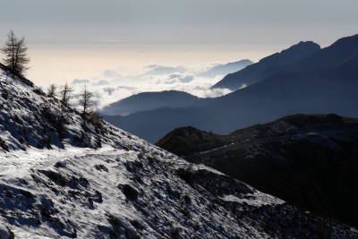 60 - Versante innevato FrontÃ¨ e sullo sfondo crinali nebbia e mare d'oro.jpg