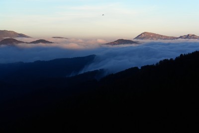 83 - Cime con Armetta e Guardia emergenti da mare nuvole da parcheggio seggiovia.jpg