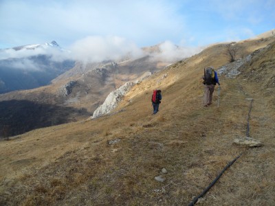 sulla mulattiera con le prime nubi che avanzano