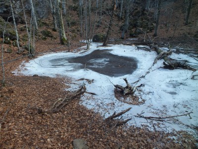 28 - Pozza d'acqua salendo al Passo PrÃ¨ de Lame ancora piÃ¹ da lontano.jpg