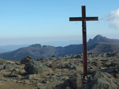 45 - Croce vetta Aiona con Nave e Penna sullo sfondo.jpg