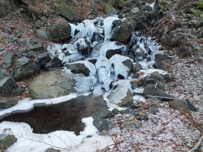 71 - Cascata ghiacciata scendendo dall'Aiona ancora piÃ¹ da lontano.jpg