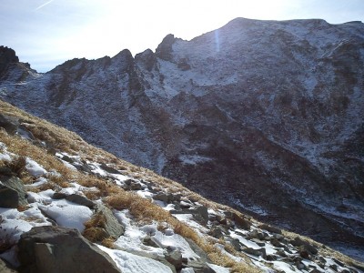 La cresta accidentata che scende dal Monte Alto al Passo di Pietratagliata.