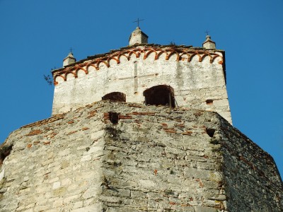 002 - Chiesa di Perti da sotto.jpg