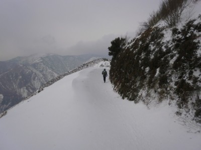 Verso il Dente camminando sulla strada