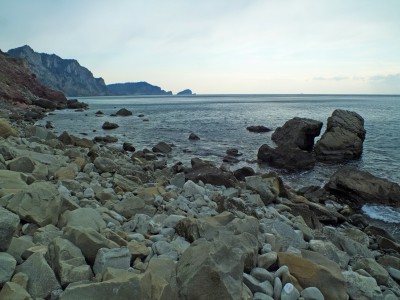 41 - Scoglio spaccato e scogliera fino a Rosse con Muzzerone e Portovenere sullo sfondo.jpg