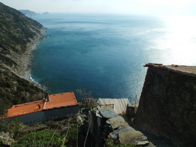 58 - Case Schiara con sullo sfondo spiagge Navone Persico e Isole Portovenere.JPG