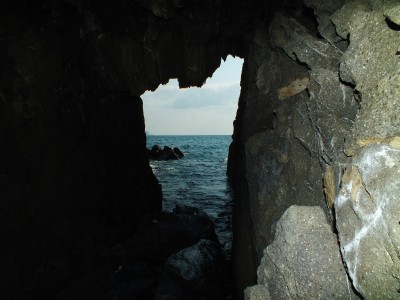 66 - Grotta Schiara col flash con Isole Portovenere attraverso molto piÃ¹ da lontano.jpg