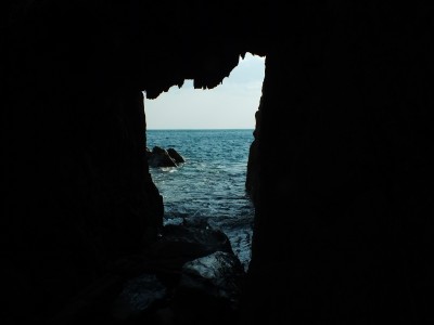 71 - Grotta Schiara con scogli attraverso.JPG