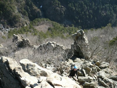 In facile arrampicata sulle prime rocce della cresta