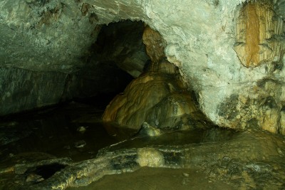 22 - Vaschette e gruppo concrezionale principale in Grotta Giara visto di fianco.JPG