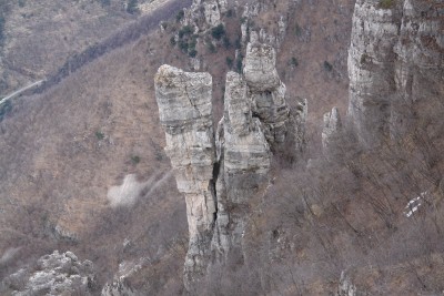 083 - Triplo torrione da terrazza calcarea andando verso Circo du Barei piÃ¹ da vicino.JPG