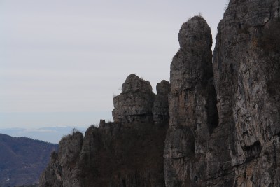 109 - Ultimi torrioni Montenero scendendo dalla Colla primo piano.JPG