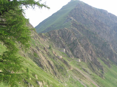 Passo del Tenibres con fortificazioni degli alpini
