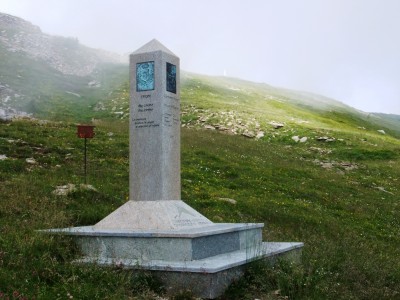 Stele trilingue sul Saccarello