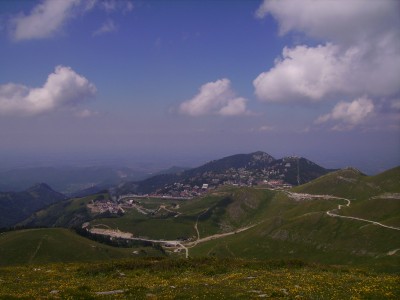 prato nevoso e la pianura