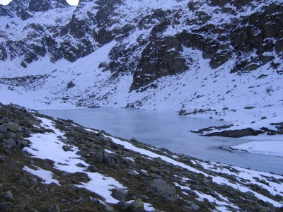 il lago del Vei del Bouc ghiacciato
