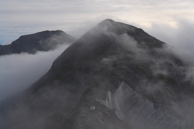 022 - Fronte Cava Corchia e Pania nella nebbia.JPG