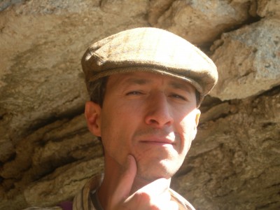 Un alpinista scottish style mostra i segni della battaglia con la parete.