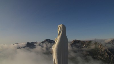 ...veglia dall'alto...