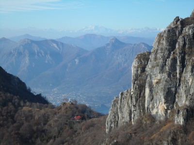 la capanna sociale ghislandi con dietro il rosa