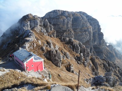 il sottostante rifugio azzoni