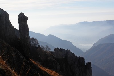 066 - Torrione scuro e vista verso laghi da sentiero Solitari molto piÃ¹ da vicino.jpg